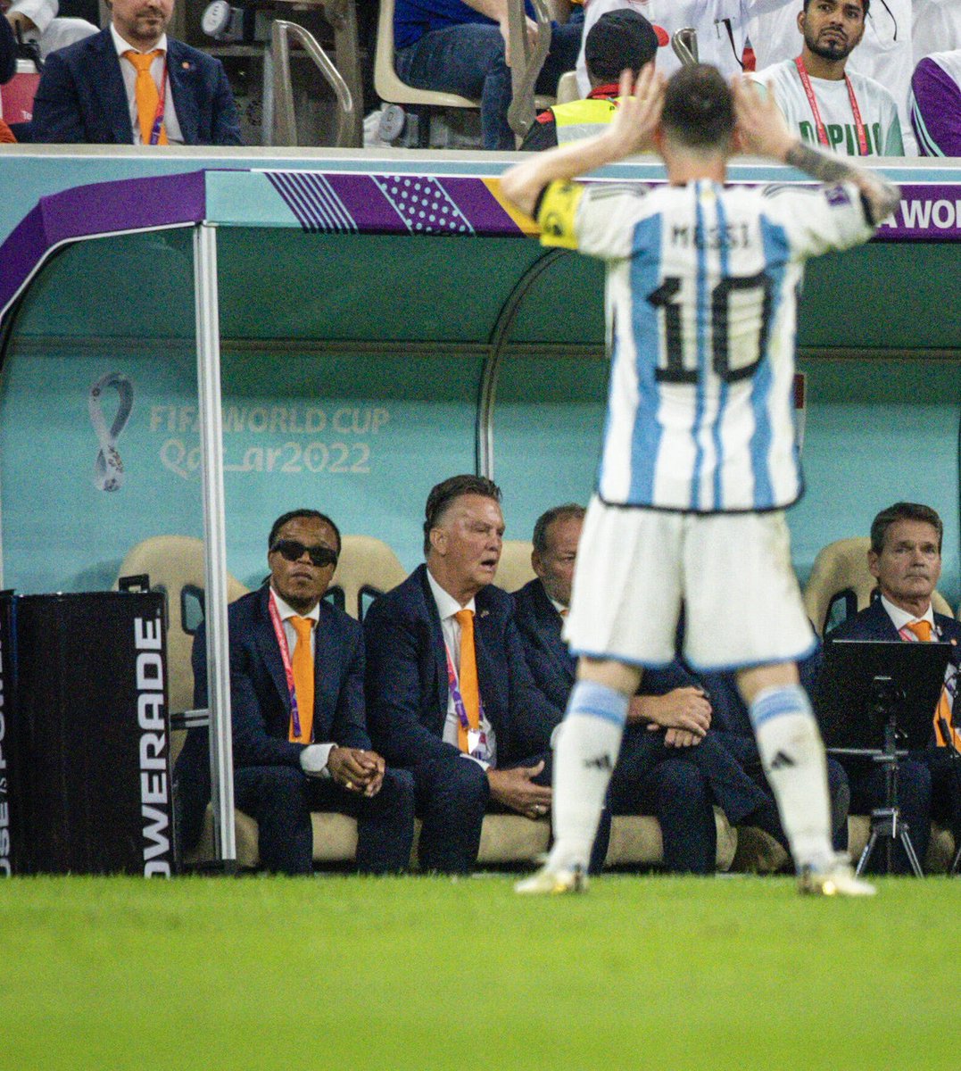 ineslovisolo's tweet photo. Messi haciendo el mismo gestito que Riquelme a van gaal, el que no lo ponía en el Barcelona https://t.co/Zb35tsYJae