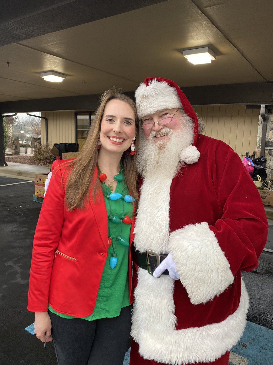 AlisonPryorWx's tweet photo. Look who stopped by!! He told me that he’s heading back to the North Pole this evening from Cleveland, and unfortunately, Rudolph is sick. His nose is 🟢 instead of 🔴. We wish Rudolph a quick recovery ahead of Christmas 😉! #SYCon3 https://t.co/rHLqtpfKcJ