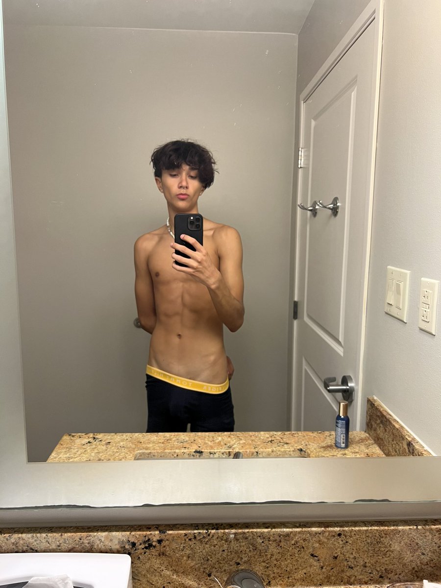 thepackinmario's tweet photo. any lower n i might show too much https://t.co/UuK77c609V