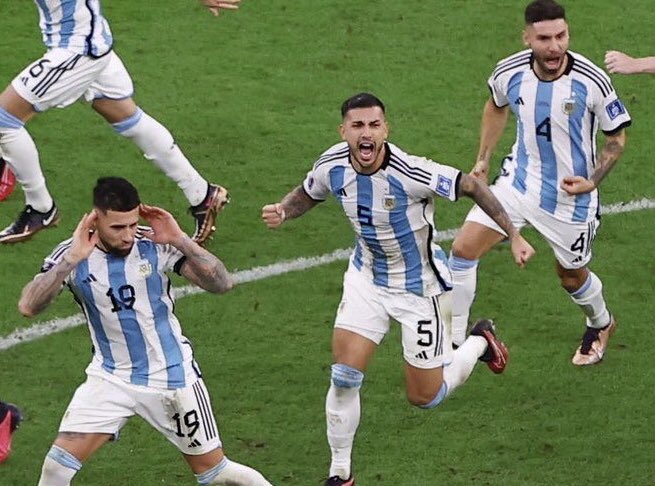 rock_pix's tweet photo. Análisis de caras

1. Otamendi, Paredes y Montiel desconados

2. Di María en modo psicotico; MacAllister en modo Ragnar llegando a Inglaterra.

3. Messi muerto de Risa pensando en cómo acaba de jubilar a Van Gaal https://t.co/yKj5g5iUe7