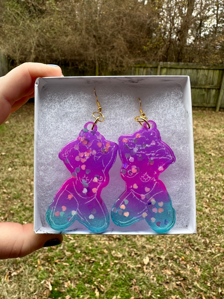 The perfect gift for all the Bi bbs in your life🌈✨

#ptsfeminist #queergifts #bi #shopqueer #handmadegifts #oneofakindgifts #🏳️‍🌈

Image Description: an image of a one of a kind resin earring set in the shape of a body with the bisexual flag colors and glitter.