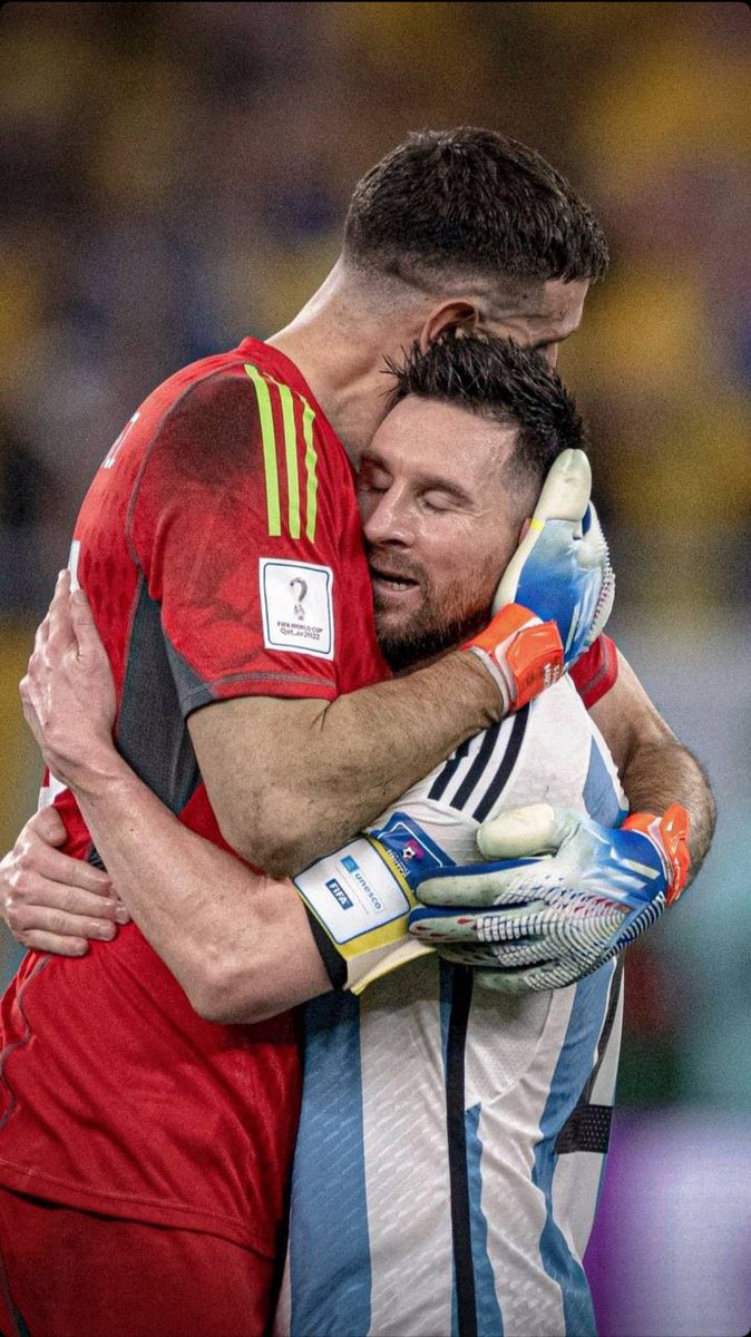 VSportsTM's tweet photo. Dos personas. El abrazo de un país entero. https://t.co/gFoC06JA9L