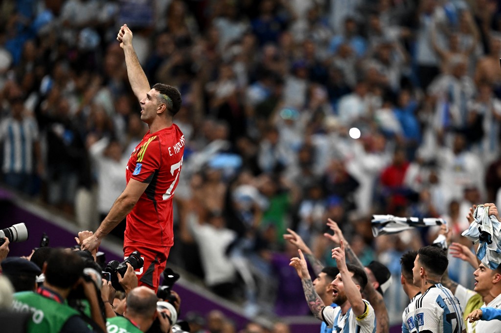 CONMEBOL's tweet photo. 🧤 "Hoy te convertís en héroe", episodio 2. 

🇦🇷 @Argentina  #FIFAWorldCup https://t.co/RIOowvVmTb