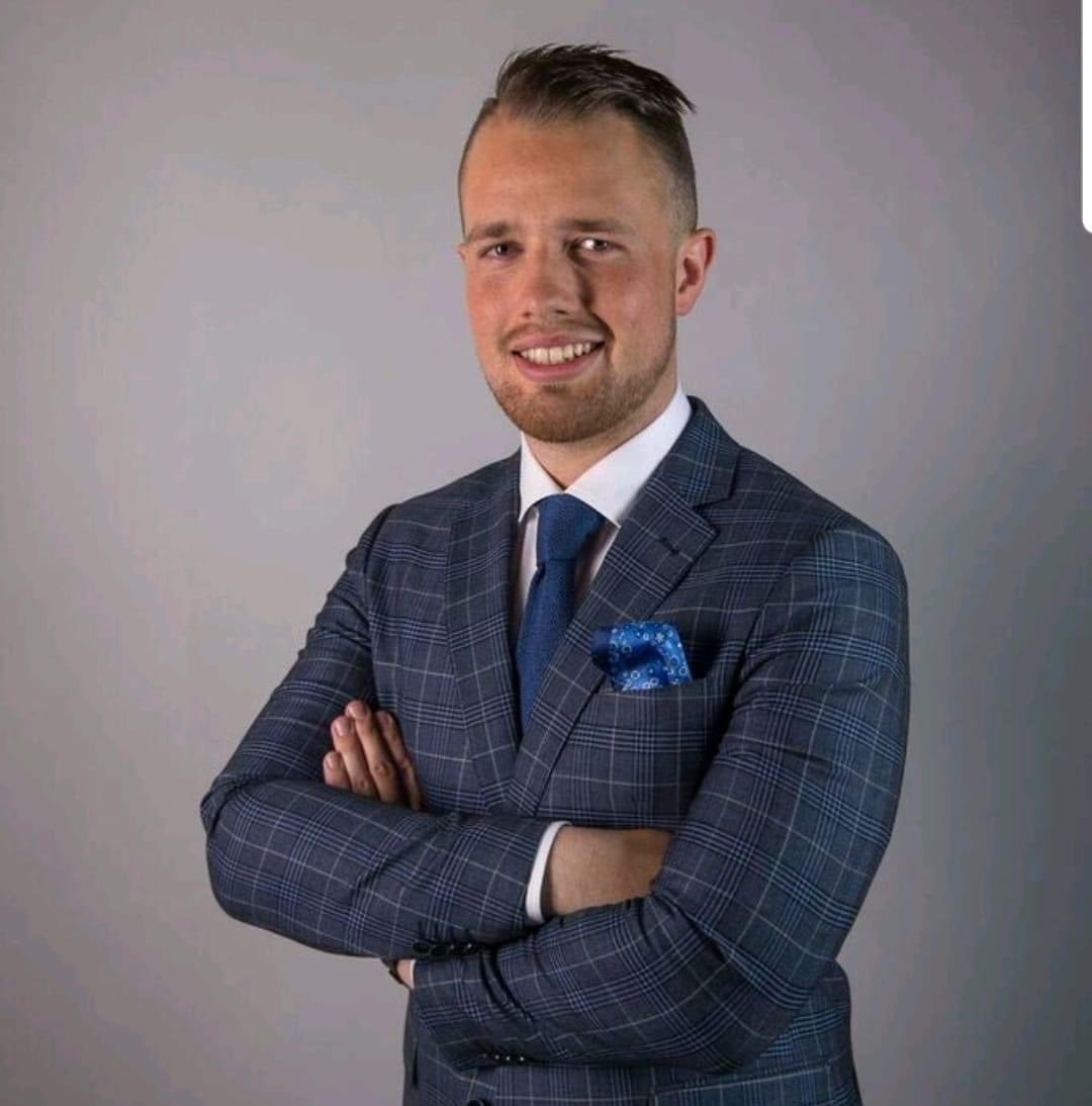 SigurdurGisli's tweet image. Þvílik veisla sem það var að hafa almennilegan mann að lýsa þessum Holland Argentínu leik. Hvernig stendur á þvi að við sem þjóð ætlum að hafa Einar Örn Jónsson að lýsa úrslitaleik HM en ekki kónginn, Gunna Birgis? Það þarf að leggja þetta Rúv batterí niður með DET SAMME!