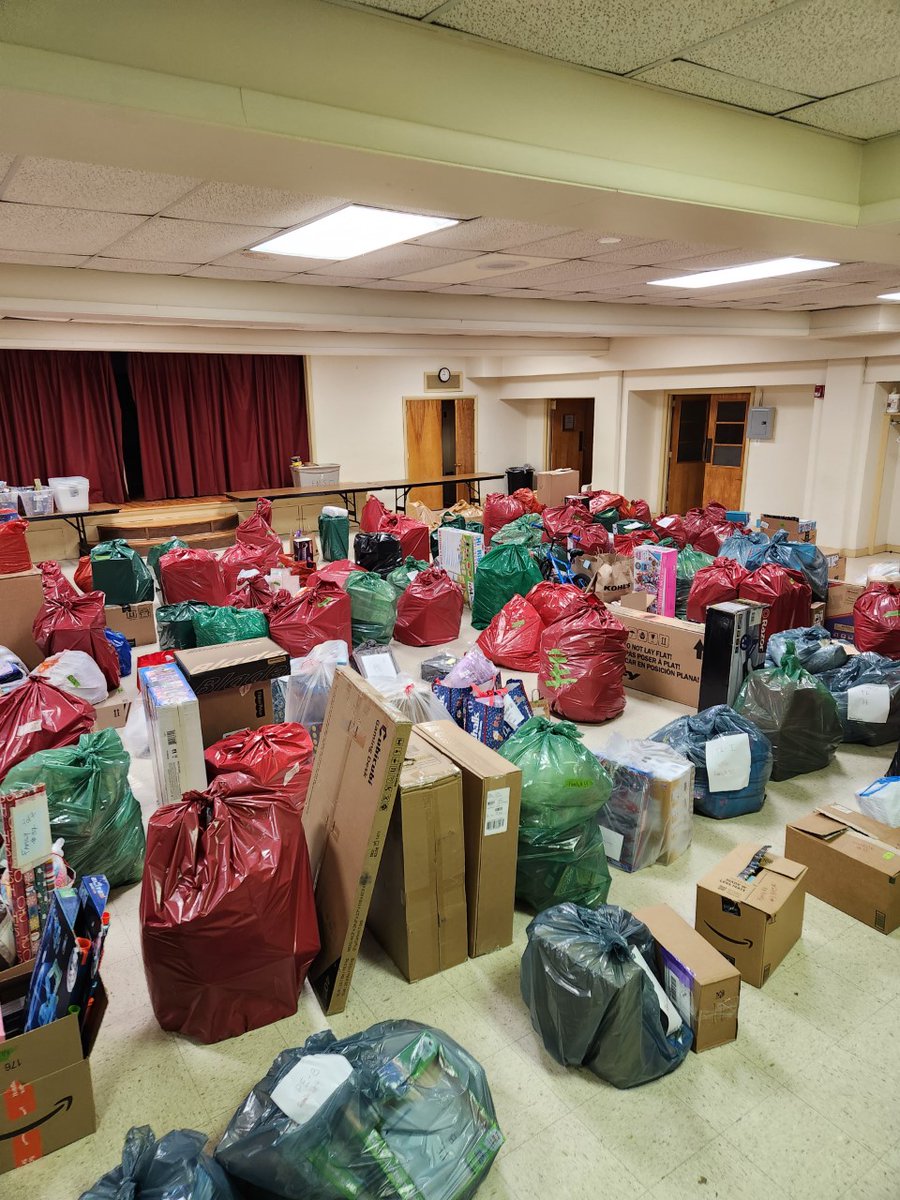 Colonial_SD's tweet photo. The Colonial Toy Drive helped 170 families, approximately 370 children, in the Colonial School District this year! Thanks to everyone who donated!
#ColonialCommunity
#MakingADifferenceinCSD https://t.co/v5PMMtAZh2