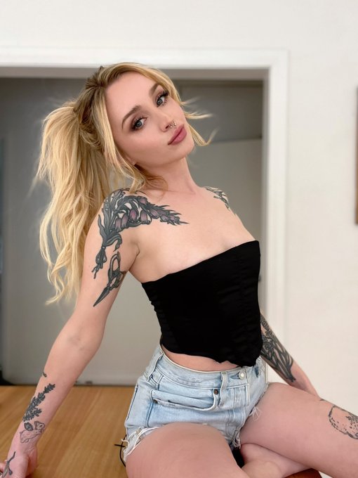 Are you taking me to Christmas lunch 👉👈🥺 https://t.co/sUNOVRwnMw