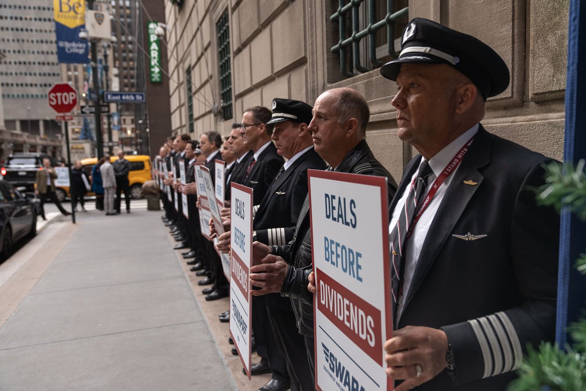 swapapilots's tweet image. SWAPA Pilots organized a flash picket at the Yale Club yesterday in NYC to give Bob Jordan a warm welcome as he arrived for a speaking engagement. Keeping the message of #DealsBeforeDividends in front of the Southwest Board for a second day.  #TwoYearsOverdue