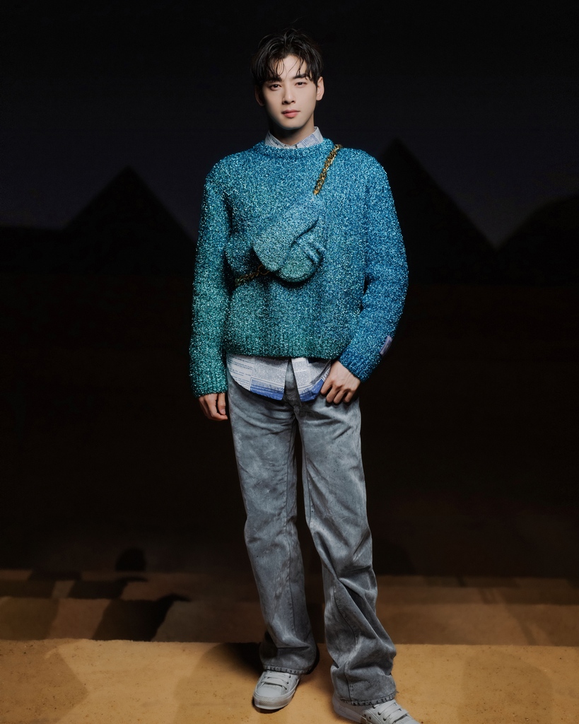 Dior's tweet photo. Did somebody say Eunwoo? Because here he is, our ambassador in Korea, on his visit last weekend to Egypt for the #DiorMenFall 2023 by Kim Jones show https://t.co/HNHyFyZKSs! https://t.co/wYgEMdJOGw