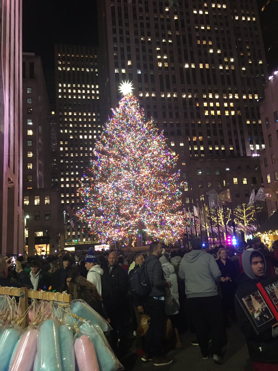 FernwehFriend's tweet photo. Crowded as hell for a 5 block radius. https://t.co/sK5nnAjpiT