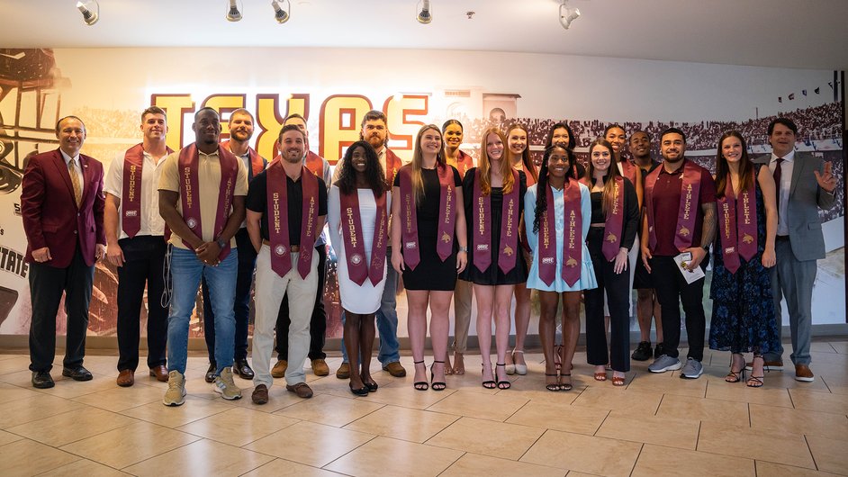 TxStateBobcats's tweet photo. 𝟑𝟖 𝐓𝐞𝐱𝐚𝐬 𝐒𝐭𝐚𝐭𝐞 𝐬𝐭𝐮𝐝𝐞𝐧𝐭-𝐚𝐭𝐡𝐥𝐞𝐭𝐞𝐬 𝐠𝐫𝐚𝐝𝐮𝐚𝐭𝐢𝐧𝐠🎓

Congratulations to our student-athletes who are graduating this weekend and to those who received their "T" Rings at today's ceremony. We are so proud of you!

🔗: https://t.co/IgJJ0rcAUa

#EatEmUp https://t.co/xXFFlJlUQF
