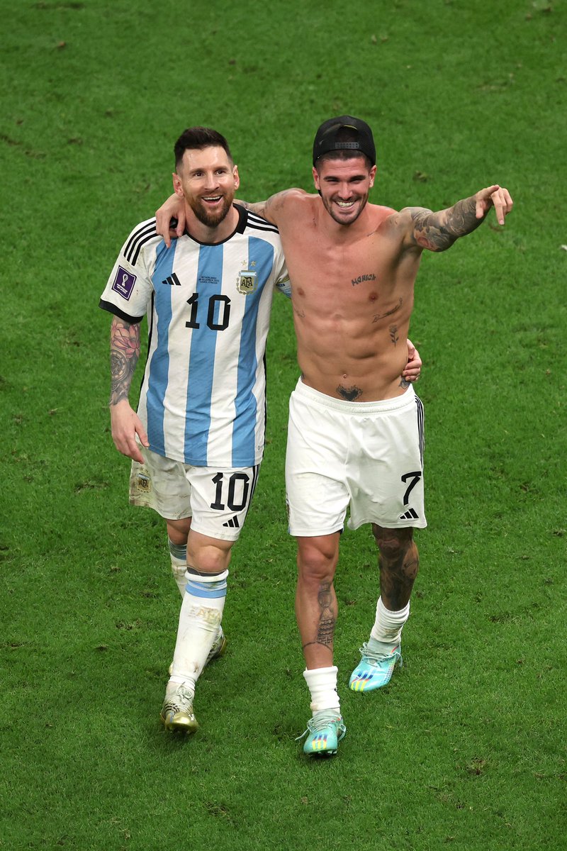 fifaworldcup_es's tweet photo. Hoy no llego a mi casa,
La montamo’ en la  ̶̶p̶l̶a̶z̶a̶ ̶  cancha 🎶🇦🇷 https://t.co/wCcvTVIUPe