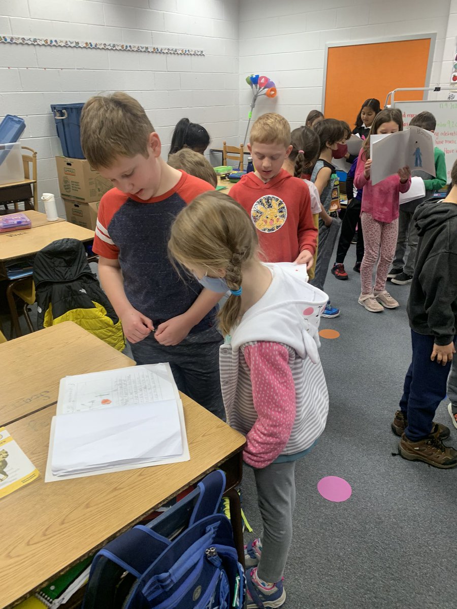 _klwright1's tweet photo. Ss had fun sharing their All About Books with first graders for our celebration! @oakhilles https://t.co/nltfuPjMYc