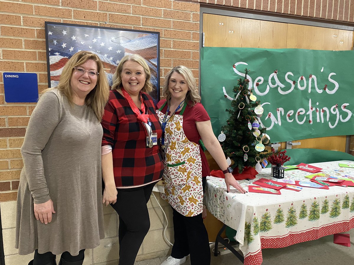 vanunio's tweet photo. Lakeland had a full house yesterday for our Holiday Fine Arts Showcase! Very proud of all our students! Thank you to all our staff for making this happen! Special thanks to Mrs. Melugin, Mrs. Larsen and Mrs. Bolinski! @LakelandES  @LarsenARTLover @MeluginMusic #5Houses1Lakeland https://t.co/7CvhtBLcQ4