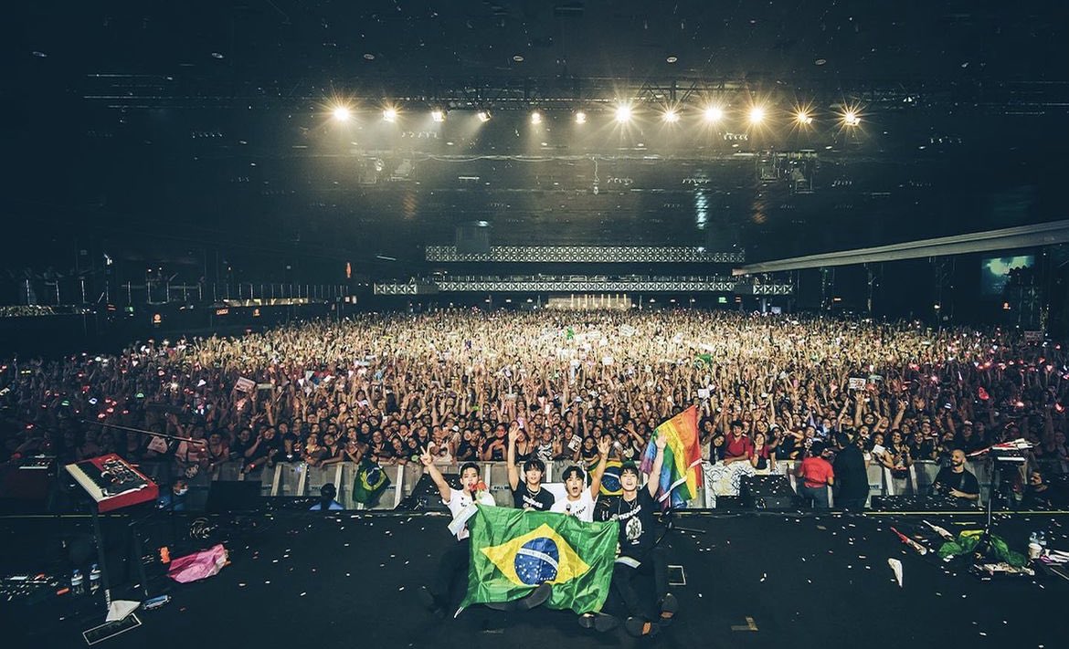 Woo Jung Sung performing on stage with a glowing background