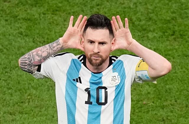 Officialdjuts's tweet photo. #notmygoat Loopt richting de bank van NL en doet dan dit... echt triest dat hij zich zo laat kennen als speler van dit niveau... #NEDARG https://t.co/GtQSsDE0yA