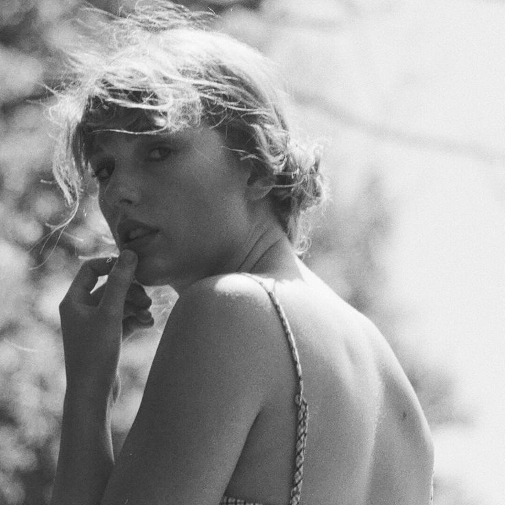 updateswiftbr's tweet image. 🎶 TOP ÁLBUNS | TAYLOR SWIFT

— #5. folklore (1.842 votos).