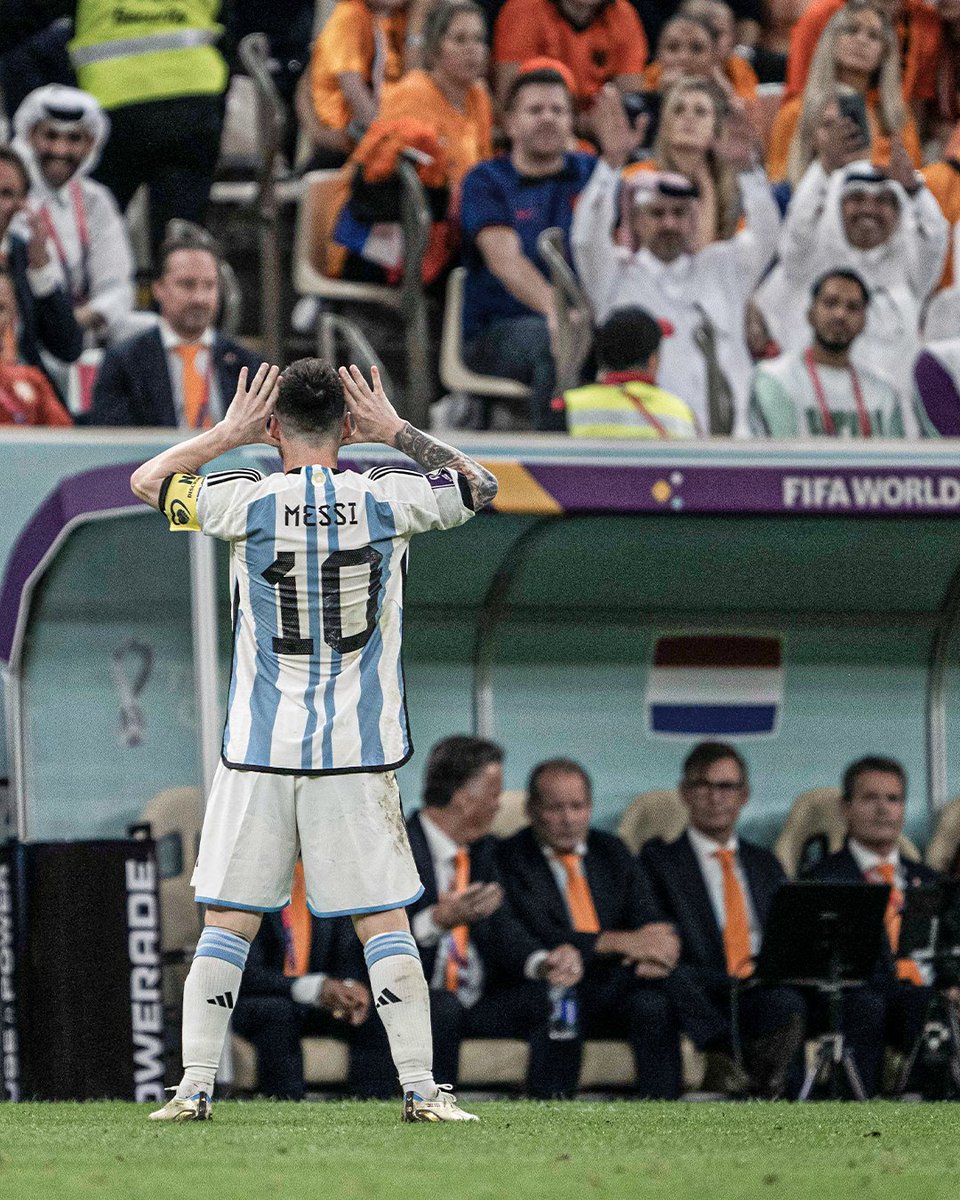 SiaranBolaLive's tweet photo. [Spekulasi] 
Selebrasi ini konon didedikasikan Messi untuk idolanya Riquelme yang 'diremehkan' oleh Van Gaal saat bermain di Barcelona dibawah asuhan Van Gaal. 
Messi lakukan selebrasi ala Riquelme di depan Van Gaal. https://t.co/qRy9YJauiu
