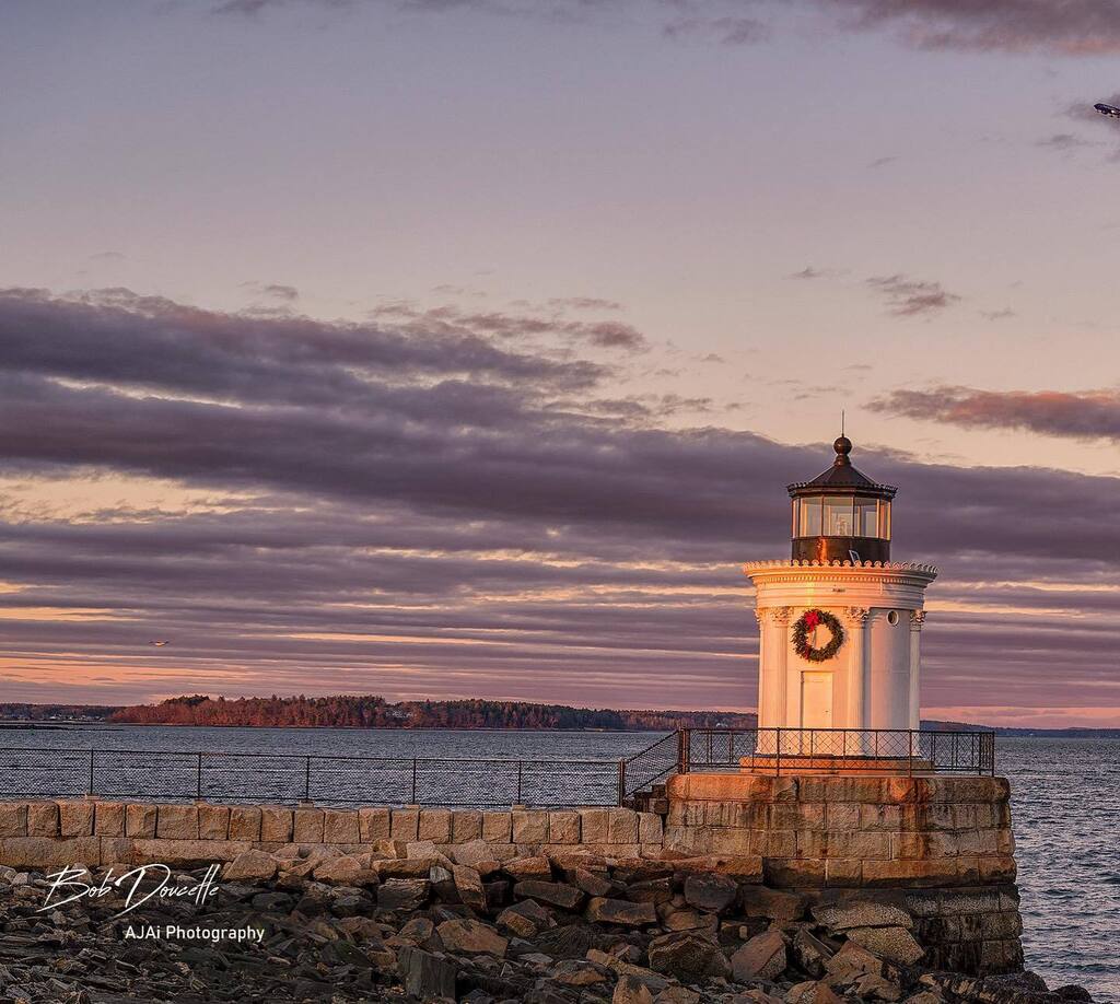 AJAPhotography2's tweet photo. A shot of Bug Light while waiting for the “Cold Moon” to rise. The setting sun was shining down on the lighthouse.
@shutterbugs4charity
#oldportmaine#downeastmagazine#yes_busa#raw_allnature#raw_newengland#buglightpark#yankeemagazine#eastcoastnomads#mainetravelcollective#casc… https://t.co/91kjofNfNl