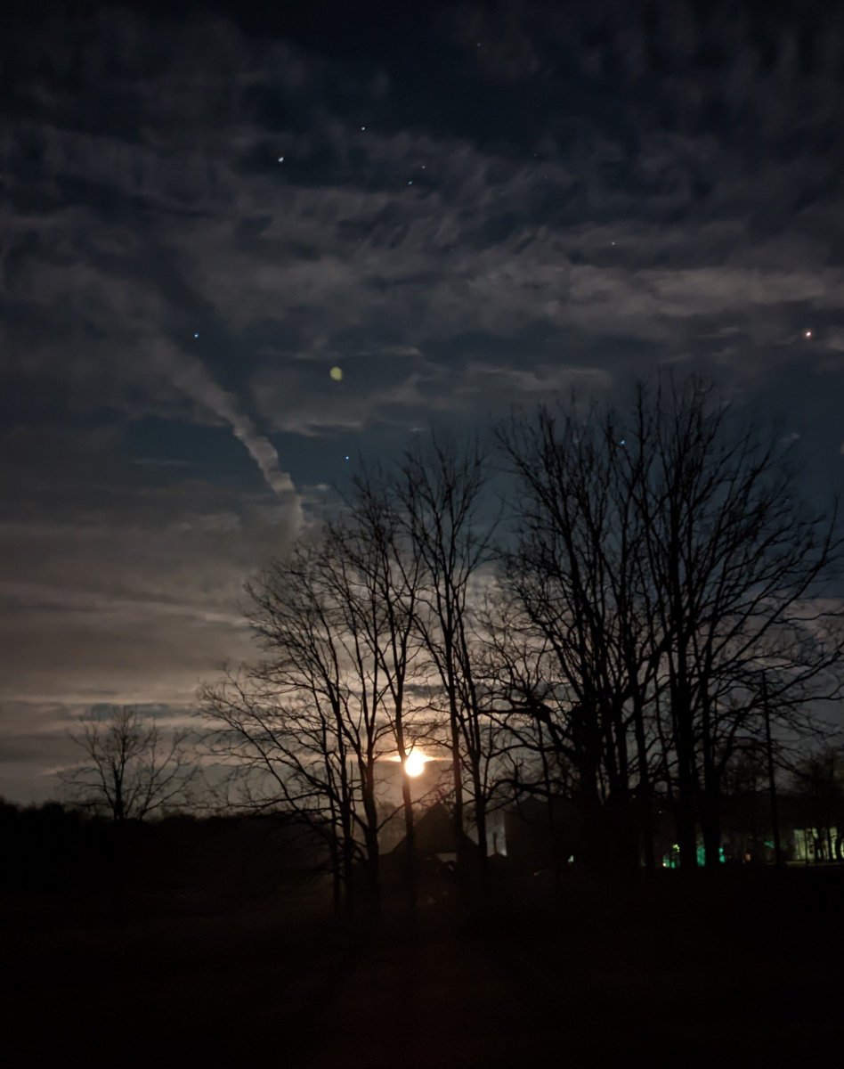 Right on cue Mother Nature provides me with a pick-me-up. How can one be glum when greeted by a view like the rising moon while I'm out doing barn chores? #NatureRocks