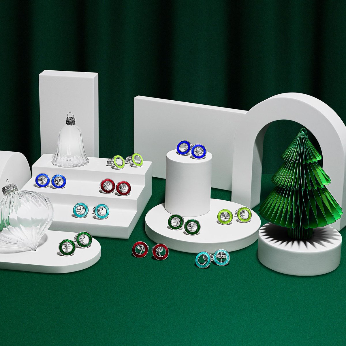 deakin_francis's tweet image. Inheriting a 235-years legacy, the “Vitreous” collection pays homage to one of our pinnacle of traditional jewellery making techniques, “vitreous enamel”. The luxury must-have items make you shine this Christmas. 

#DFHoliday #cufflinks #VitreousCollection #ChristmasGifts