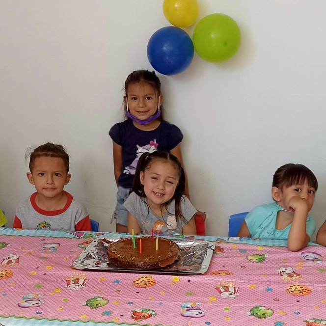 redcudicr's tweet photo. ¡Feliz cumpleaños UNICEF!
Hoy hace 76 años, en el contexto de la II Guerra Mundial, nació UNICEF para asegurar la protección de niños, niñas y adolescentes (NNA)
#REDCUDI desea que UNICEF y NNA puedan festejar en un mundo de paz.
Happy Crayons en Turrialba. @UNICEFCostaRica https://t.co/yJfX4zwHsQ