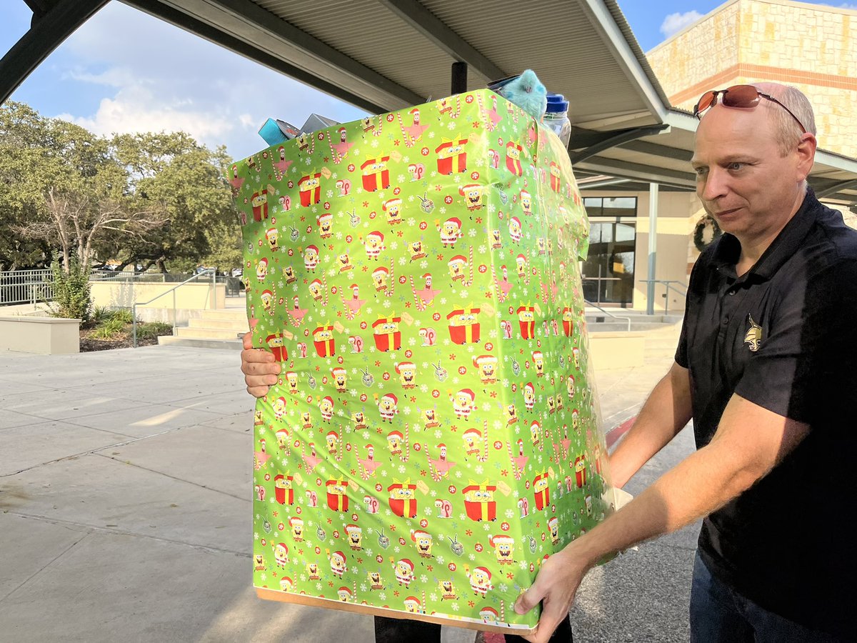 VVinzetta's tweet photo. Thank YOU @SamuelClemensHS @ClemensBuffsFB @scbuffalostrong for supporting the Toy Drive! The Buffs showed up!!! Thanks for helping bring area kinship and foster kids Christmas JOY!!! @SCUCISD 🎅🏼🎅🏼🎅🏼 https://t.co/rYbIfagyTn