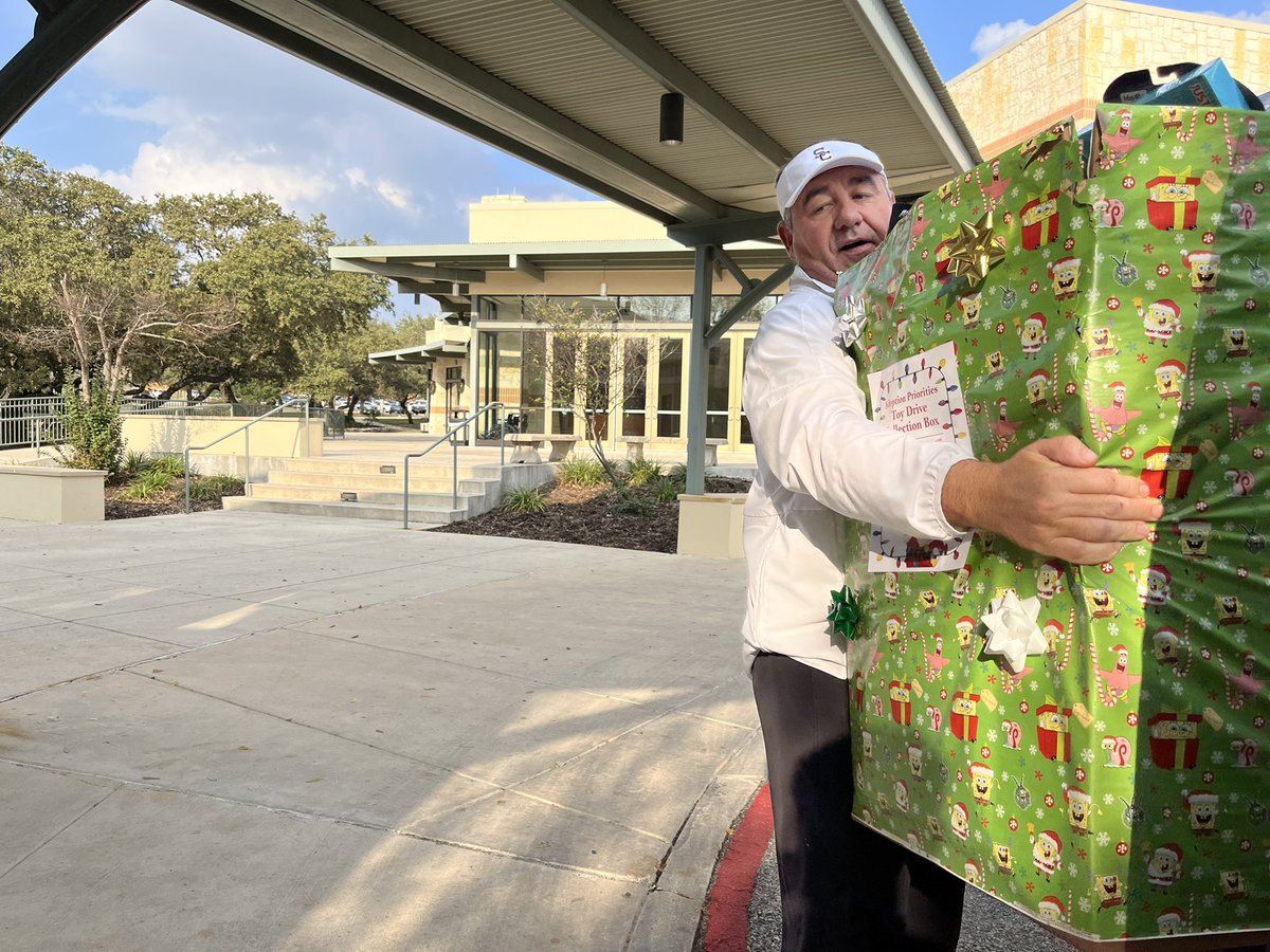 VVinzetta's tweet photo. Thank YOU @SamuelClemensHS @ClemensBuffsFB @scbuffalostrong for supporting the Toy Drive! The Buffs showed up!!! Thanks for helping bring area kinship and foster kids Christmas JOY!!! @SCUCISD 🎅🏼🎅🏼🎅🏼 https://t.co/rYbIfagyTn