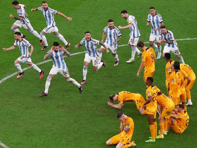 みぎ 俺らが ベスト16の壁 にこだわってる一方で 世界のトップの連中はワールドカップの舞台使って自国のレジェンドの復讐戦やってるのか みんな ピッチのレジェンド メッシのために 必死なのかと思ったら 実はそのメッシも含めて偉大な先輩