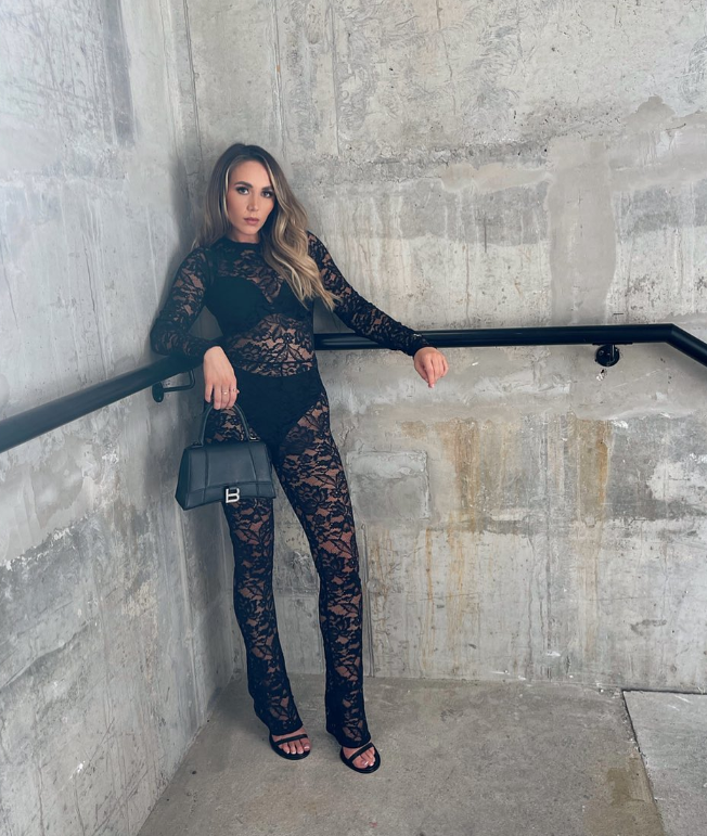 The only shades of grey for Beth Grey are the ones behind her ♠️ Bold and beautiful comes laced with bravery. Hyper-intimacy is trending amongst the Hot 'Top-picks' on RedHotePie 🙈🙉🙊
