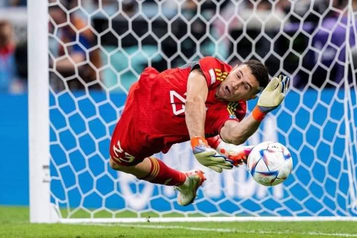 CrHabibur's tweet photo. Mind blowing goal keeping by Emiliano Martínez
#FIFAWorldCup 
#Argentina 🇦🇷🇦🇷🇦🇷
#Messi𓃵 ❤️ https://t.co/tpkFpNV5MI
