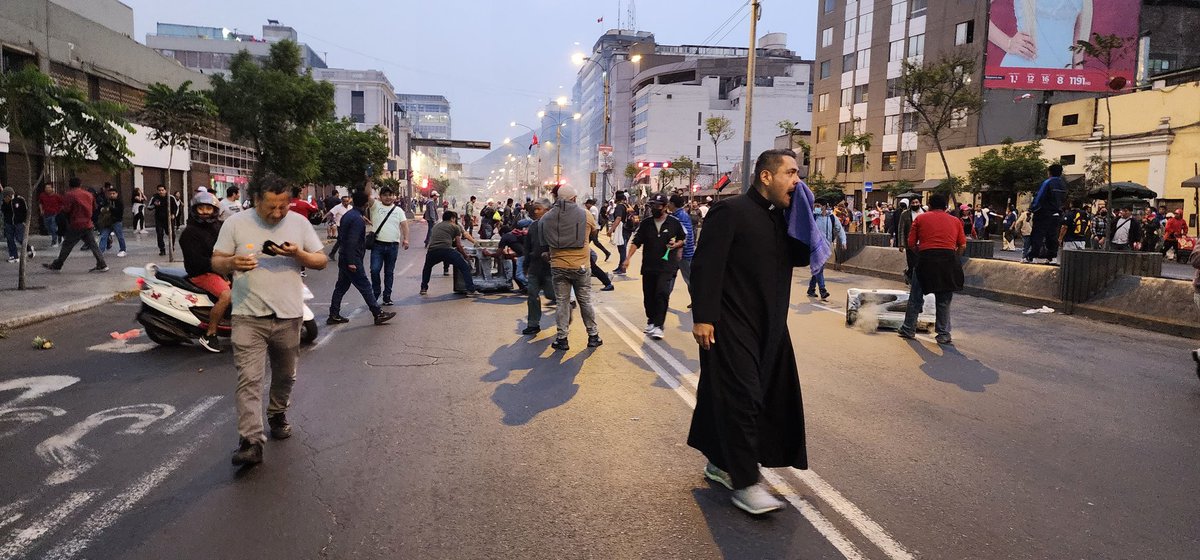 elpadrelodice7's tweet photo. ¡DIOS MÍO!
Dina Boluarte
Brutal represión contra un pueblo indefenso que marcha para hacerse escuchar pidiendo #EleccionesGeneralesYa https://t.co/cpdkhvl5P1