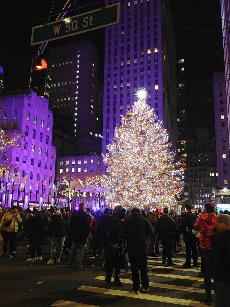 lakil64's tweet photo. #NewYork Streetside Christmas https://t.co/G1X9rNIgCM