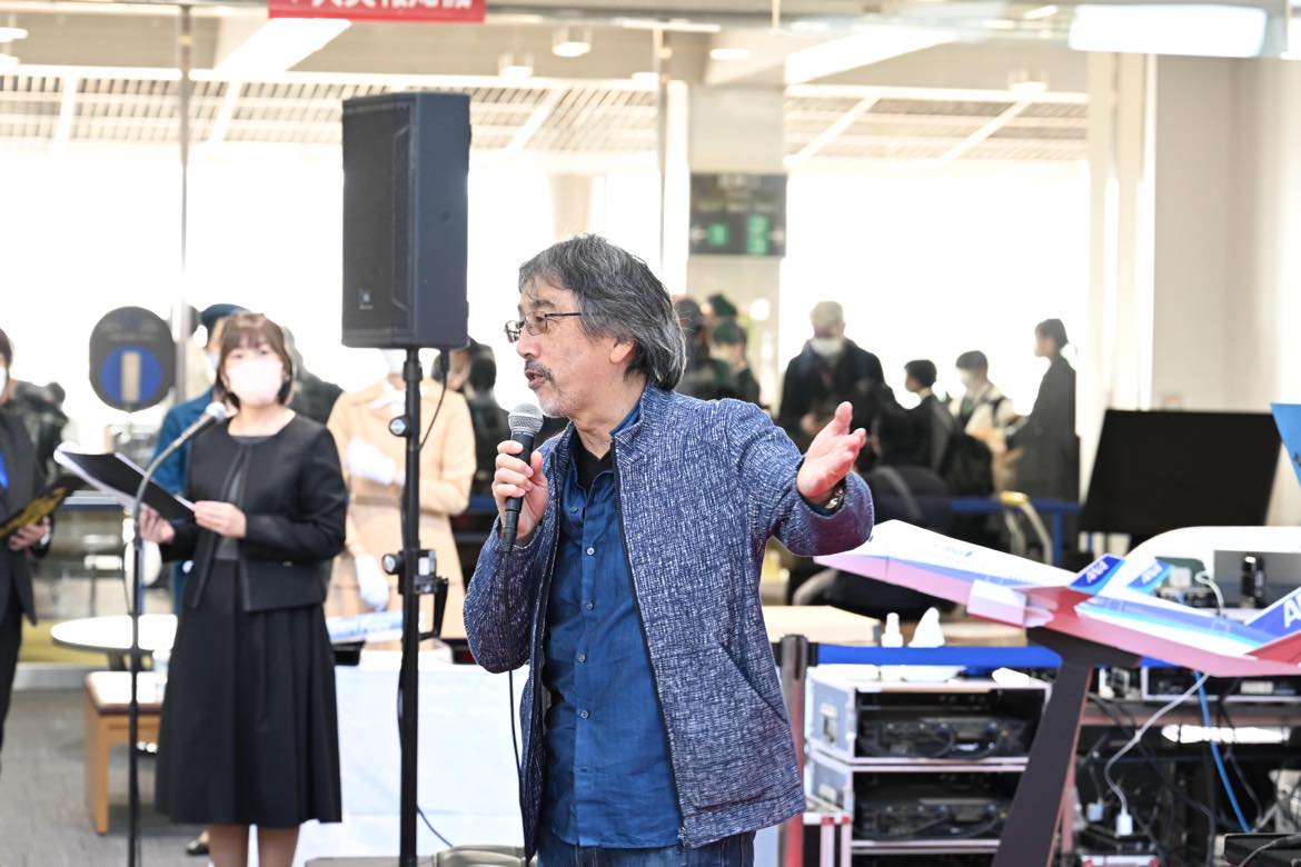 高松空港で「ANA羽田線就航60周年記念イベント」を取材中。ANA高松＝羽田線の開設は1962年12月10日、機材はF27フレンドシップでした。今日の高松空港では歴代CA制服で60年を振り返ったほか、先に開催されたヒコーキ フォトコンテストの表彰式も行われ、選者を務めた航空写真家ルーク・オザワ氏が登場！