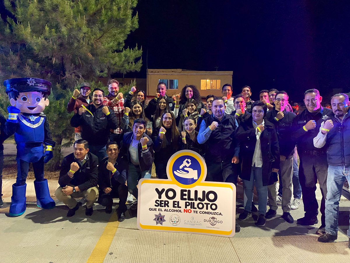 CedhDurango's tweet photo. La Presidenta de la #CEDHDurango Dra @Karla_oa en el arranque del programa de concientización “YO ELIJO SER PILOTO”, con @Bonifacioamigo Sec de @DurangoCap, @MContrerasVMX Titular de @DMSPDGO se agradece a @miguelherredgo, @CaniracDgo y a estudiantes el apoyo para el programa. https://t.co/DB4D6W0dgr