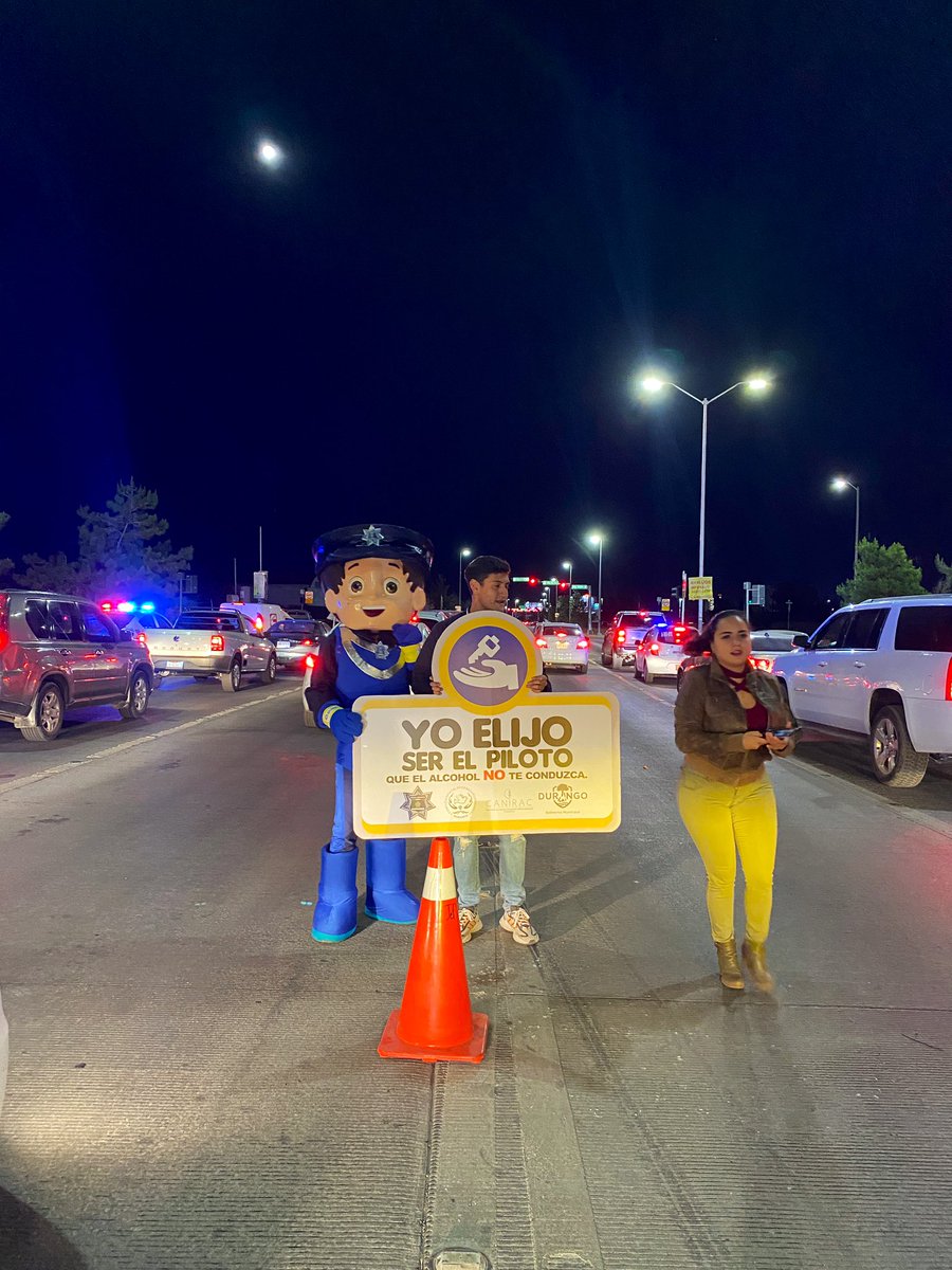 CedhDurango's tweet photo. La Presidenta de la #CEDHDurango Dra @Karla_oa en el arranque del programa de concientización “YO ELIJO SER PILOTO”, con @Bonifacioamigo Sec de @DurangoCap, @MContrerasVMX Titular de @DMSPDGO se agradece a @miguelherredgo, @CaniracDgo y a estudiantes el apoyo para el programa. https://t.co/DB4D6W0dgr