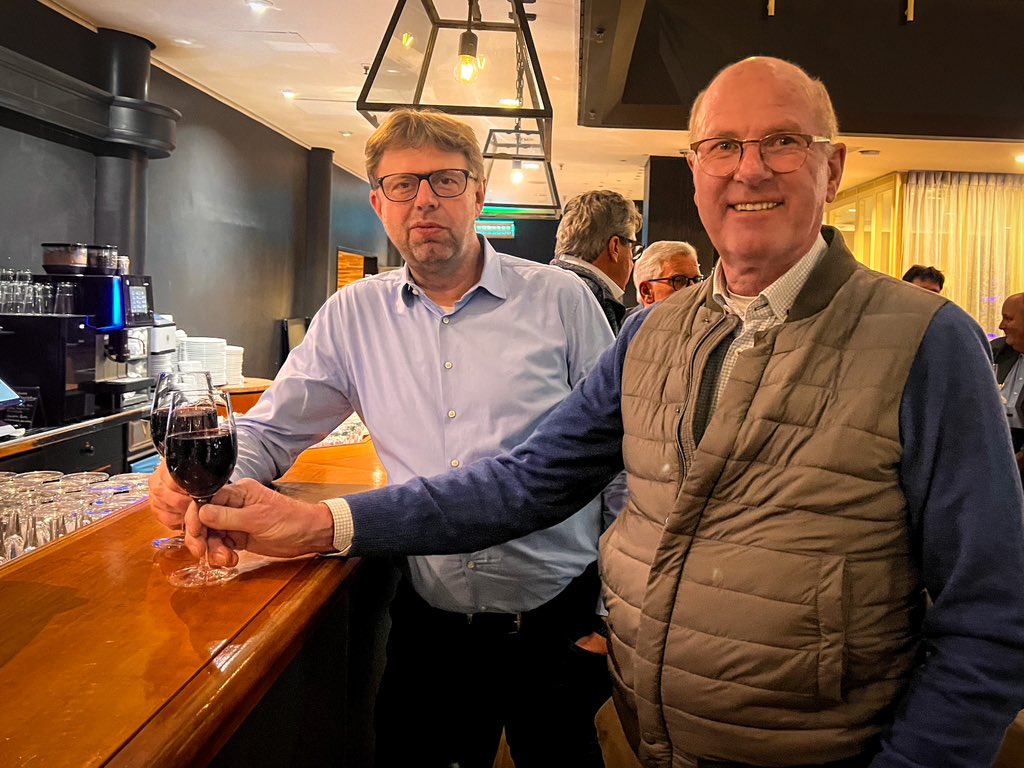 FreisingerHenry's tweet photo. #VDV #Bundesvorstandssitzung in Präsenz. Das Besondere daran ist das persönliche Gespräch danach, vor allem wenn es Generationen übergreifend ist #Hannover #allesimlot https://t.co/bCOvHYviQf