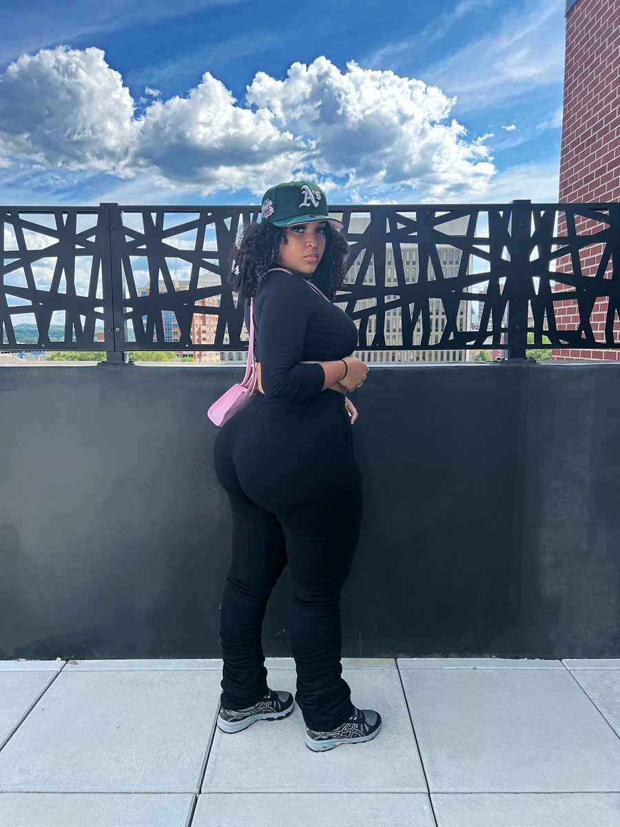 fallforkay_'s tweet image. apple bottom make her wanna bite🫦