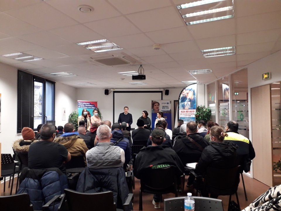 Dernier jour de cette semaine phare sur les #métiers du #transport et de la #logistique🔛 rencontre à l’agence de @poleemploi_paca #Cavaillon entre @STEFTransport et <a href="/ALDI/">Aldous Solano</a> Marché:3️⃣0️⃣ candidats + 2️⃣ employeurs ➡️ des embauches en cours✅️#Onestlàpourvous <a href="/linda_f84/">Linda Fernandes</a> <a href="/fredchabaud/">Frédéric Chabaud</a>