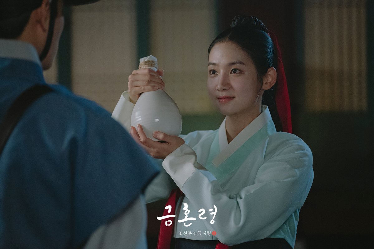 mbcdrama_pre's tweet image. 파란만장 궁중 생활을 시작한 소랑이⚡
우리 소랑이는 중.꺾.마🔥로 이겨낸다...!୧(๑•̀ᗝ•́)૭

센세이셔널 궁궐 사기극
#금혼령 #금혼령_조선혼인금지령
매주 금토 밤 9시 50분 방송😎 

#박주현 #김영대 #김우석
#mbcdrama #TheForbiddenMarriage