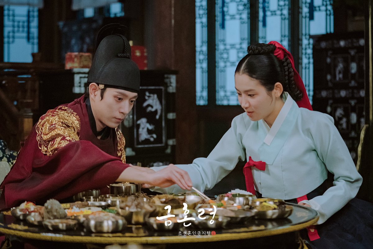 mbcdrama_pre's tweet image. 파란만장 궁중 생활을 시작한 소랑이⚡
우리 소랑이는 중.꺾.마🔥로 이겨낸다...!୧(๑•̀ᗝ•́)૭

센세이셔널 궁궐 사기극
#금혼령 #금혼령_조선혼인금지령
매주 금토 밤 9시 50분 방송😎 

#박주현 #김영대 #김우석
#mbcdrama #TheForbiddenMarriage