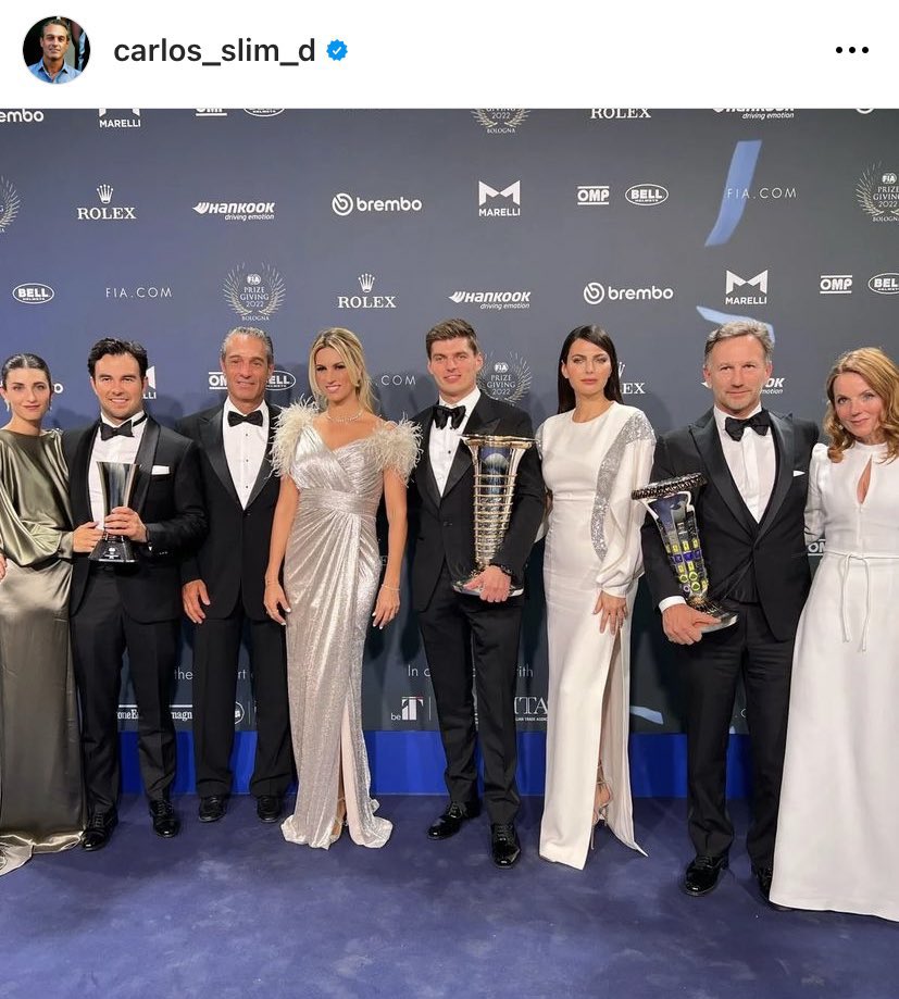 Adivinemos qué hace en la foto de la gala Gala #FIAAGA2022 Carlos Slim Jr? 👀