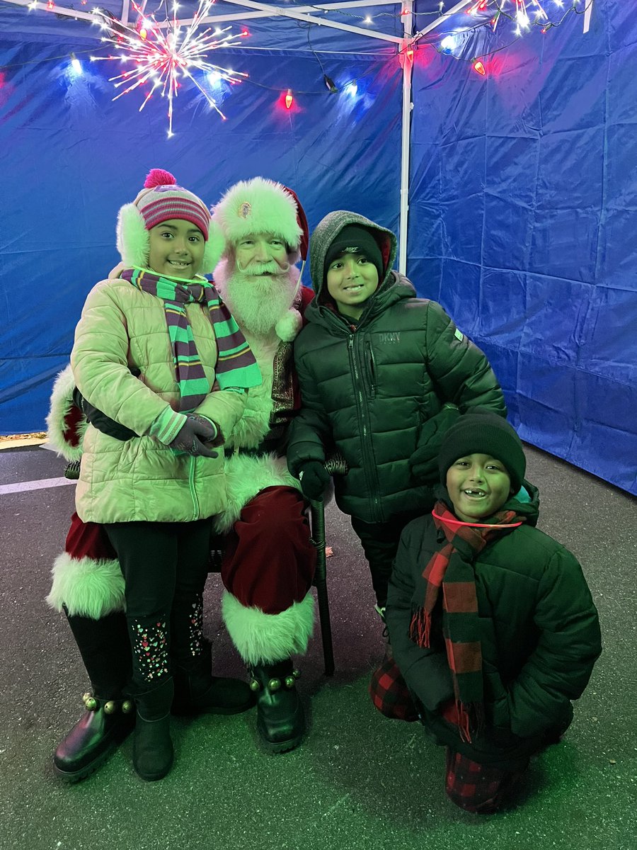 Madison89833880's tweet photo. Great time at Willow Winter Wonderland 🎄 🎅 @Ms_Choi_2 @WillowRoadVS13 @rambrosio3 https://t.co/thpAgCj8Wa