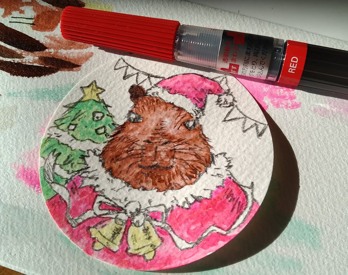 夏頃に買ったPentelカラー筆ペンをようやく開封してクリスマスイラストを描こうとしたけど、REDがピンクみたいな色で困惑してる…
明らかにフタと色味が違う気がするけど、そんなものなのかな？