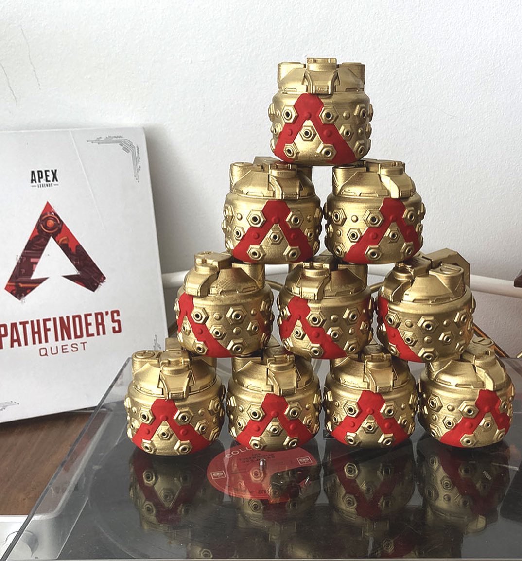 StreamilyLive's tweet photo. @benjipea is back on Streamily #live 12/14 at 11 am PST on #Twitch !!! Get your prints, toys, and this gilded grenade #Ornament !!! Visit the shop for stream links and to order now https://t.co/ThkkQUKTb9 #GodofWarRagnorok #ApexLegends #HadesGame #StarWarsResistence https://t.co/RUEEk2q9eI