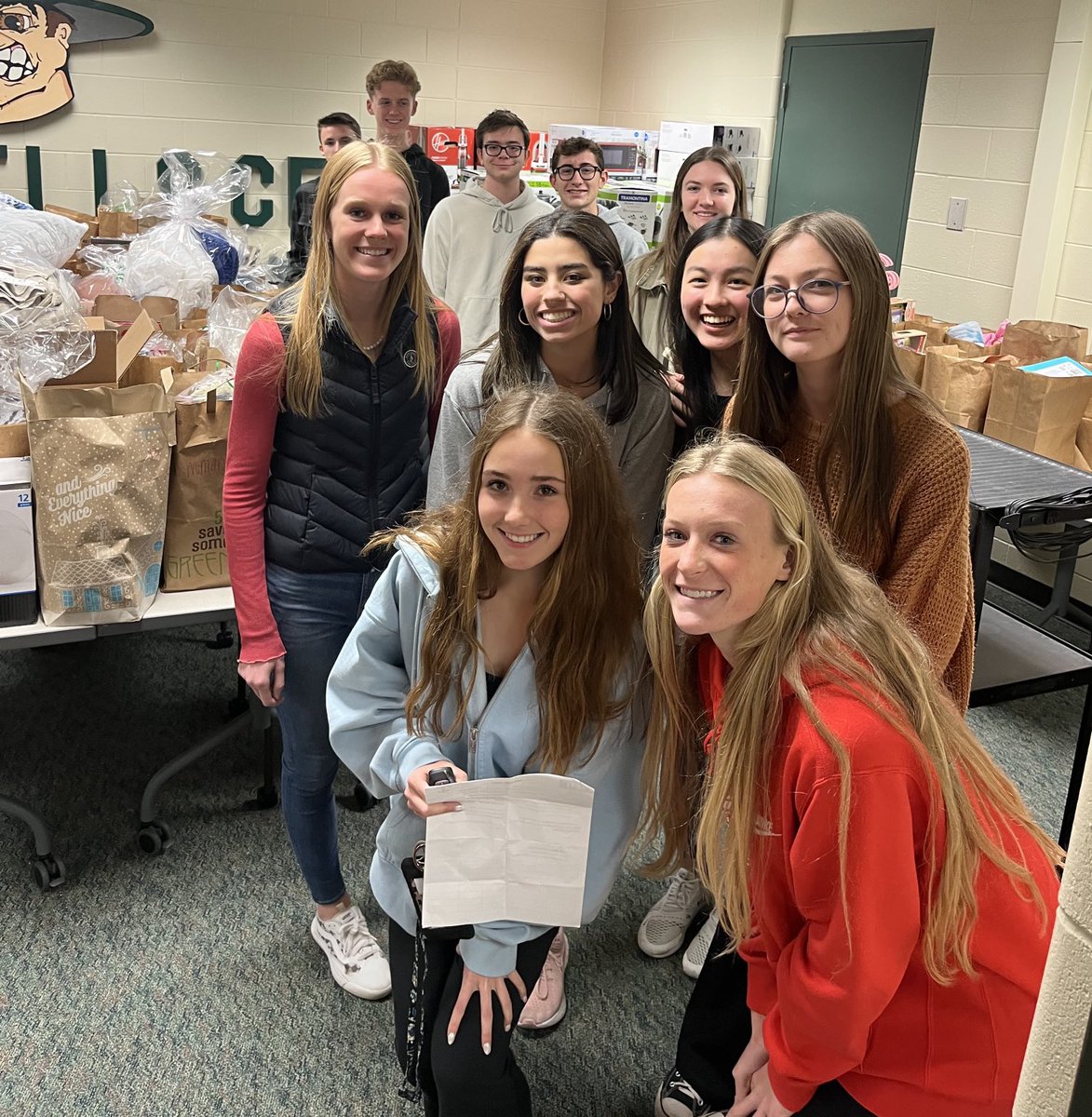 StevePassinault's tweet photo. FHC students (and Santa) bringing Christmas Cheer and Happiness to the families at Family Promise! #rangerpride #onehat https://t.co/hpRzToaJEV