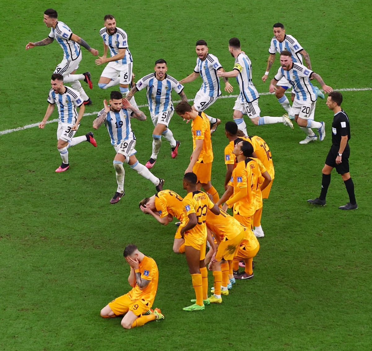 juliolme's tweet photo. "Cuando jugaron contra nosotros, Messi no la tocó".
"No nos preocupa Messi".
"Le puedo atajar un penal".
No es tan grave picantearla un poco en la previa, pero después te la tenés que bancar. ¡A fumarla! #MessiCrack #Argentina 🇦🇷⚽️ https://t.co/B0KshT349R