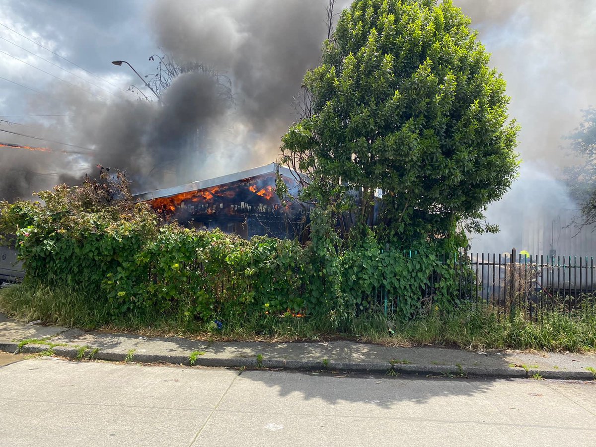 OctavaCBPM's tweet image. Durante esta tarde trabajamos con nuestro carro BX-8 y junto a 1ra, 3ra y 4ta compañías en Incendio Declarado por vivienda ardiendo junto a dos vehiculos estacionados en vía pública en la población Panamericana, calle Maullín. 🚒