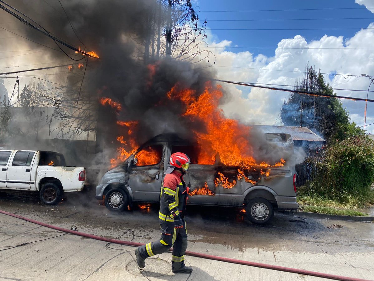 OctavaCBPM's tweet image. Durante esta tarde trabajamos con nuestro carro BX-8 y junto a 1ra, 3ra y 4ta compañías en Incendio Declarado por vivienda ardiendo junto a dos vehiculos estacionados en vía pública en la población Panamericana, calle Maullín. 🚒
