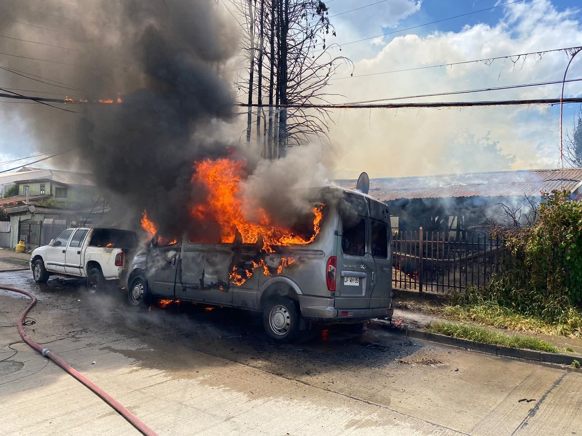 OctavaCBPM's tweet image. Durante esta tarde trabajamos con nuestro carro BX-8 y junto a 1ra, 3ra y 4ta compañías en Incendio Declarado por vivienda ardiendo junto a dos vehiculos estacionados en vía pública en la población Panamericana, calle Maullín. 🚒