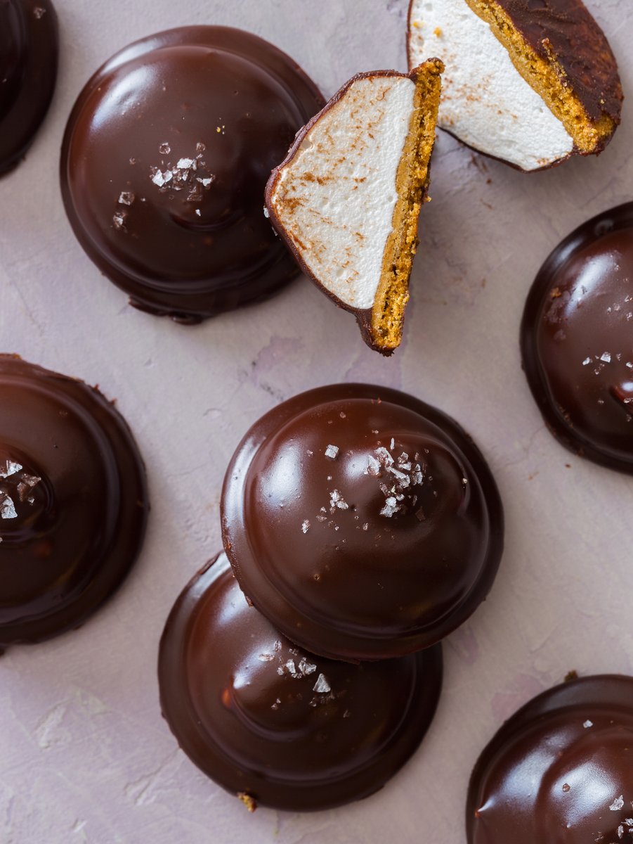 We love making our Salted Gingersnap Mallomars ever holiday season! They’re incredibly delicious and make the bet holiday gifts! spoonforkbacon.com/salted-gingers…